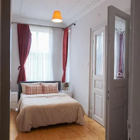 Historical Apt-w.balcony In The Hearth Of Isztambul
