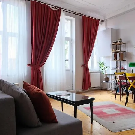 Historical Apt-w.balcony In The Hearth Of Estambul